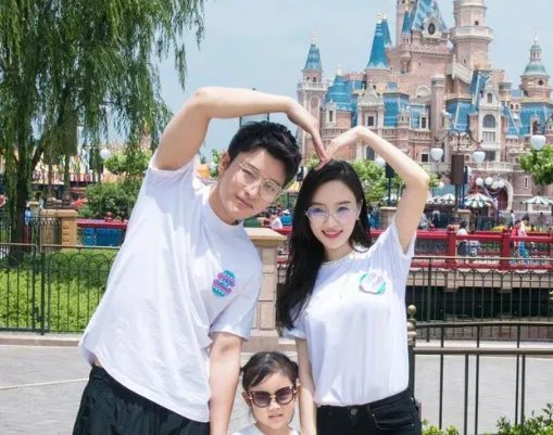 李小璐带甜馨度假，贾乃亮疑被打马赛克，你猜他们会复合吗？