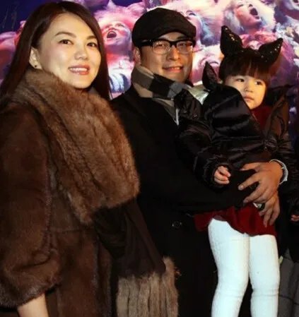 李湘父母照片曝光 揭秘其家族神秘背景