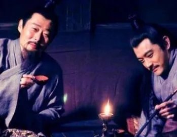 在赤壁之战中，火烧赤壁是谁提出来的?是诸葛亮吗